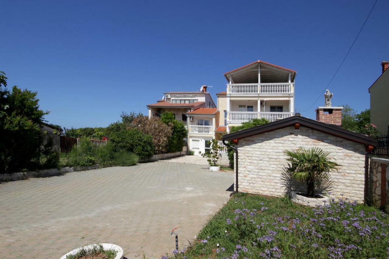 Apartments Domic Banjole Bagian luar foto
